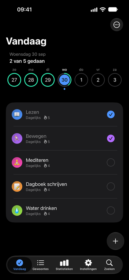 Schermafbeelding van de app: Maak het helemaal van jou. Kleuren, emoji’s en een rustige donkere modus.