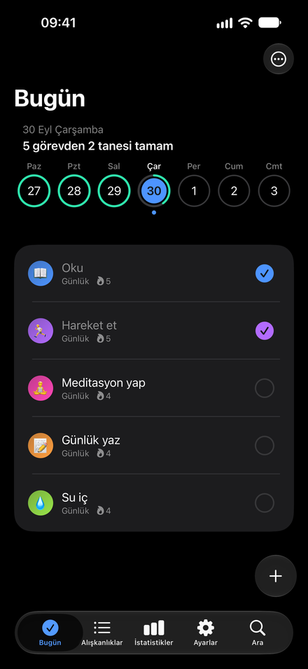 Uygulama ekran görüntüsü: Kendi tarzını yansıt. Renkler, emojiler ve sakin bir koyu mod.